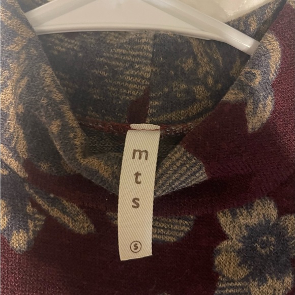 Cold Shoulder Floral print Sweater - Picture 2 of 2